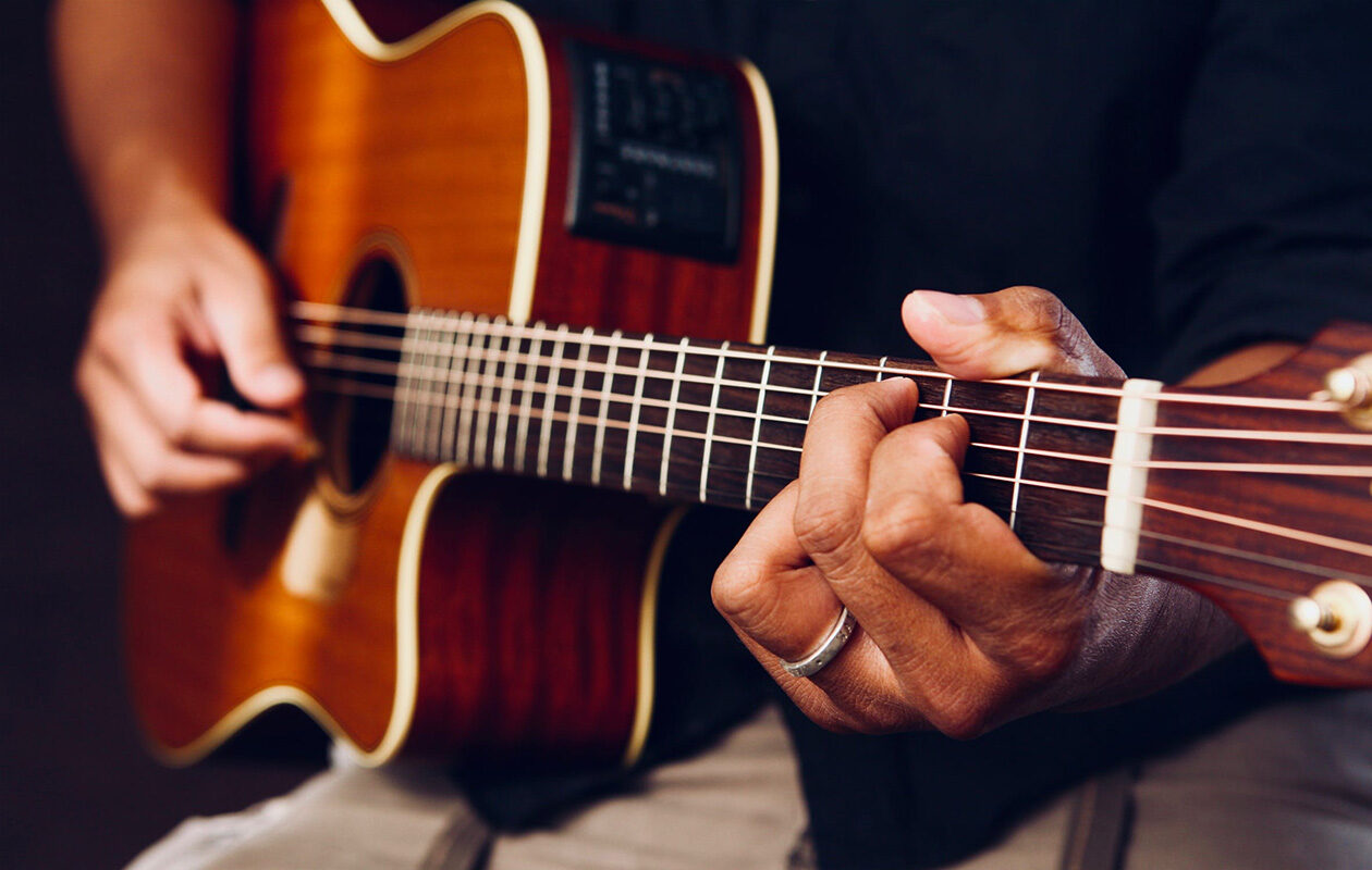 Guitare électro acoustique : bien la comprendre et bien la choisir en 2026