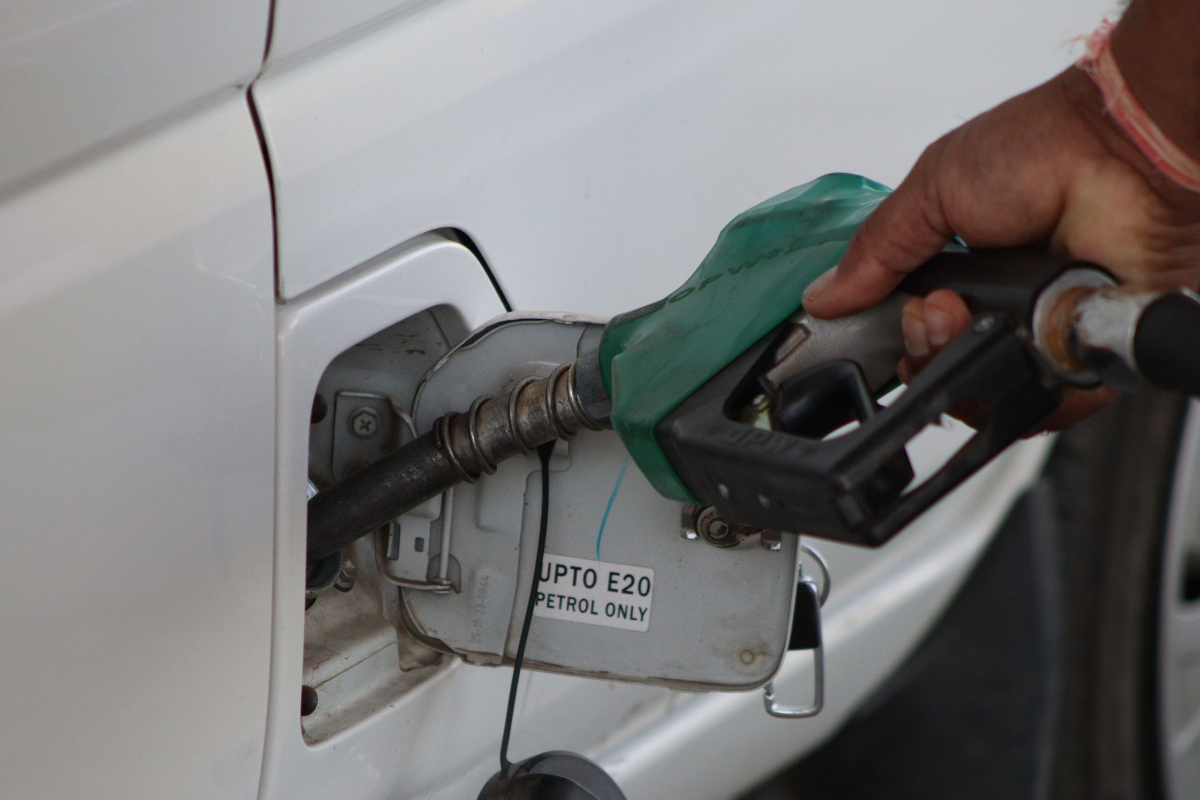 Premium motor spirit : ce que désigne vraiment ce nom de carburant